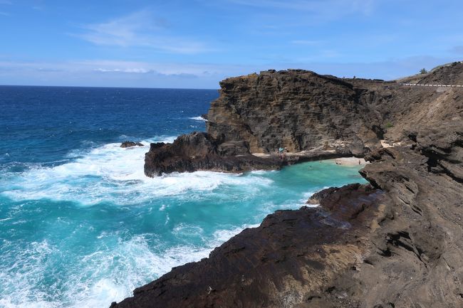 人を寄せ付けないような岸壁に囲まれて、、、