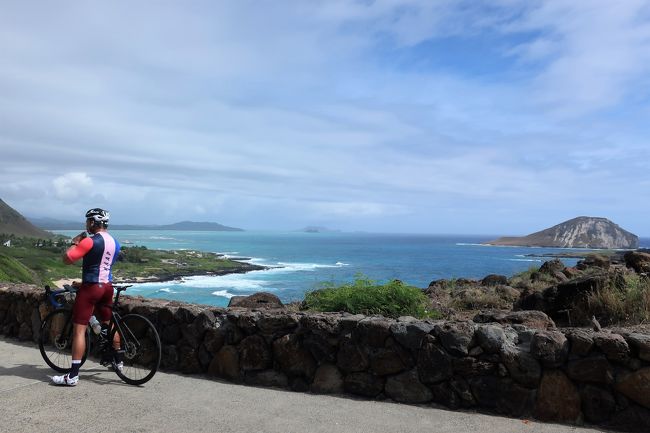 しばらく海沿いをドライブして、やって来たのはマカプウ展望台。