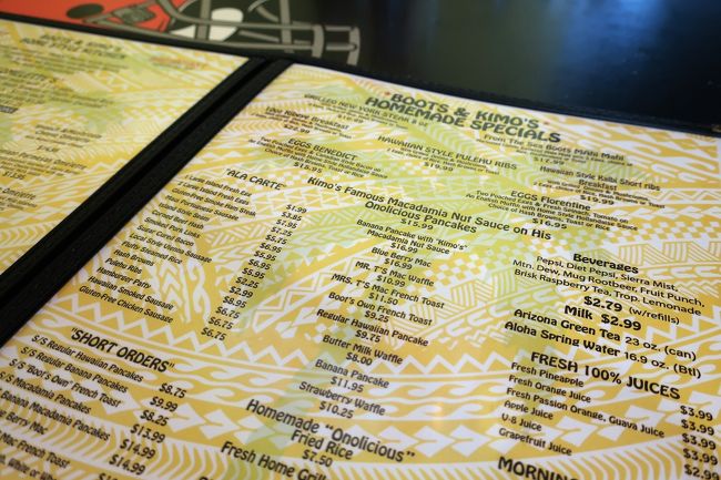 メニュー多いな。<br />でも、「マカデミアナッツのパンケーキが有名」という情報しか持ち合わせてないので、迷わず、それ。