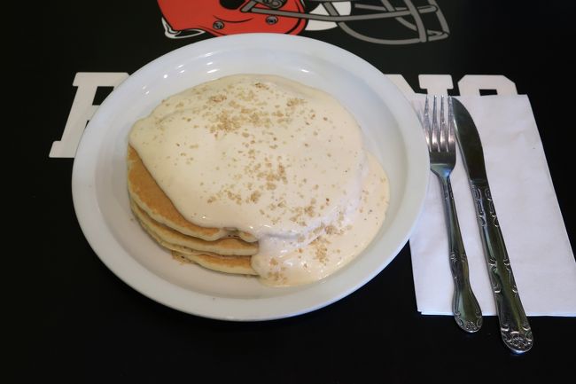 マカデミアナッツのパンケーキ<br />15.99ドル<br /><br />・・・なんか、見た目があっさりというか。<br />昨今のインスタ映えとは逆行路線。いや、全然いいんだけど。