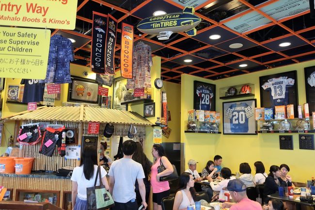 ハワイらしい朝食、ランチメニューが食べられる。<br />日本人がめちゃ多いけど、地元の人も多い。<br />大半の人がテーブル待ちしてたけど、一人だったので列をすっ飛ばして入れて貰えた。