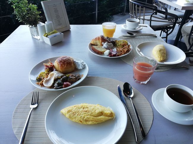 【2019/5/30】朝食はリンチャダイニングのテラス席で。基本的にバリ島のアヤナとラインナップは一緒ですが、種類が多いのと毎日少しずつメニューが変わるので飽きません。