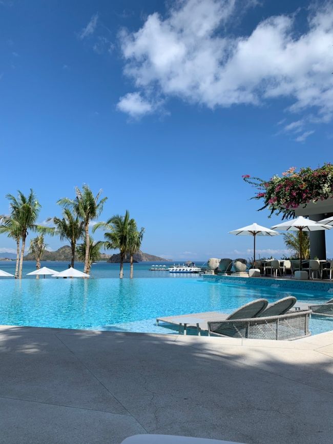 今日は一日予定を入れていないのでホテルのプールでゆっくりします。<br /><br />プールはメインのインフィニティプールと、そこから続いている一段下のプール、更にそこから流れていくキッズプールとそこまで大きくありませんが、眺めが抜群なのと人が少ないのでゆったりできます。<br /><br />海にも行けますが透明度は高いものの小さなゴミが浮いていたりして、泳いでいる人はいませんでした。