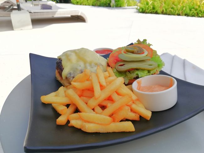 プールサイドでお昼ごはん！<br />リンチャダイニングのメニューをプールサイドまでもってきてくれます。<br /><br />ビーフハンバーガーを二人で一つ。ボリューミーだし私はあまりお腹が空いていなかったので、これで十分でした。<br />約25万Rp。