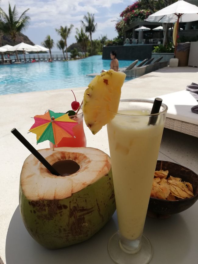 と、ここでちょっとしたハプニング！？<br /><br />わたし達のパックにはbarで一杯無料になるチケット付き。使えるbarの名前が羅列されてるんですが、このプールサイドのbarの名前がわからず…(後で聞いたら見た目通りプールバーだそうです笑)<br /><br />スタッフさん(どうやら新人)にチケットみせてこれで注文できるか確認したら、オーダーを聞いてチケットを持って行きました。そしてドリンクを持ってきてしばらく経った頃、別のスタッフが「ここのbarではチケットは使えない」と。<br />最初は、そっかーじゃあしょうがないね。なんて納得しかけたんですが、良く考えたらおかしくない？スタッフがチケット預かって、更にドリンク出してから後出しで使えないからお金取るって…ということで片言の英語で交渉するも伝わらず…翻訳機を使ってインドネシア語で伝えたところ、今回はこのチケット使えるようにすると言ってくださいました。<br />実はこの前にも、オーダーしたドリンクと違うものが届いて、でもスタッフはちゃんと確認したと言うし、私もちゃんと番号でオーダーしたのにおかしくない？というひと悶着があり…笑<br /><br />フローレス島のスタッフさんは受付の方以外はほとんどインドネシア語しか通じません。<br />少し英語が喋れる方も片言&amp;訛っているのでお互い片言同士だとうまく意思疎通がはかれませんね…<br /><br />と、そんなことがありましたが、最後に対応してくださった責任者らしきスタッフさんがホスピタリティに溢れた方で二度も謝りに来てくださってむしろ申し訳ないくらいでした。