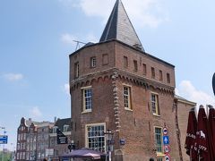 次に訪れたのが『涙の塔』。
1480年に建てられたこの塔は、当時アムステルダム港の突端にあり、ここから航海に出発する船乗りたちを妻子や恋人たちが涙ながらに見送ったそうです。
"涙の塔"なんて、悲しいネーミングですね～　今と違って必ず帰還する保証はなかったんですね。
