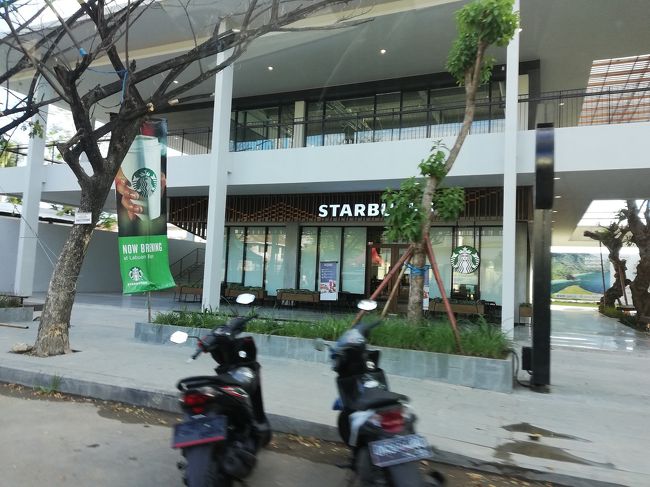 そんなこんなで夕方になり、5時からスパの予約を取っていたので街に移動します。<br />ホテルでタクシーをチャーターし、そのタクシーに指定の時間にまた迎えに来てもらうようにしました。白タクですが料金は最初から決まっているようで往復で20万Rp。<br />このタクシーを呼ぶのも、いくらかかるか？っていう質問を3人のスタッフに確認したんですけど、みんな言ってることが違くて笑<br />タクシーはキャッシュオンリーなので足りなかったら困ると慌ててホテルで両替したんですが、結局20万Rpですみました。わざわざレートの悪いホテルで両替したのにー笑<br /><br />ちなみに、ホテルからラブアンバジョへの無料シャトルが一日1-2回(この時は18時と18時半、帰りは20時と20時半)に出ているそうで、それに合わせて街に下りてディナーにすると良さそうです。<br />これ、こちらから聞くまでホテルの人一言も言ってくれなくて他の方のブログを見て知ったんですけど、結構大事なことじゃない？最初に説明してほしかったなあ。<br /><br />写真は島に初めてできたというスタバ。<br />この上はホテルになるそうで、ラブアンバジョの街中に中華系の大きいホテルが出来るようです。<br /><br />スパは街中で唯一おすすめだと言われたフローレススパ。ここしかまともな技術のスパがないようで、観光客でいっぱいでした。予約しといてよかった！全身一時間のオイルマッサージで16万Rp。<br />日本で考えたら破格ですが、これでも数年前から倍に値上がりしているそうです笑<br /><br />街スパですが小奇麗で技術も確かでした。<br />日本で全身マッサージってせいぜい背中と足とデコルテくらいなもんですが、ここの全身は本当に頭から足まで全部マッサージしてくれました。<br />ただ、タオルは使いまわしかな…ちょっとおっさん臭が…まあ、安いのでそこは我慢です笑