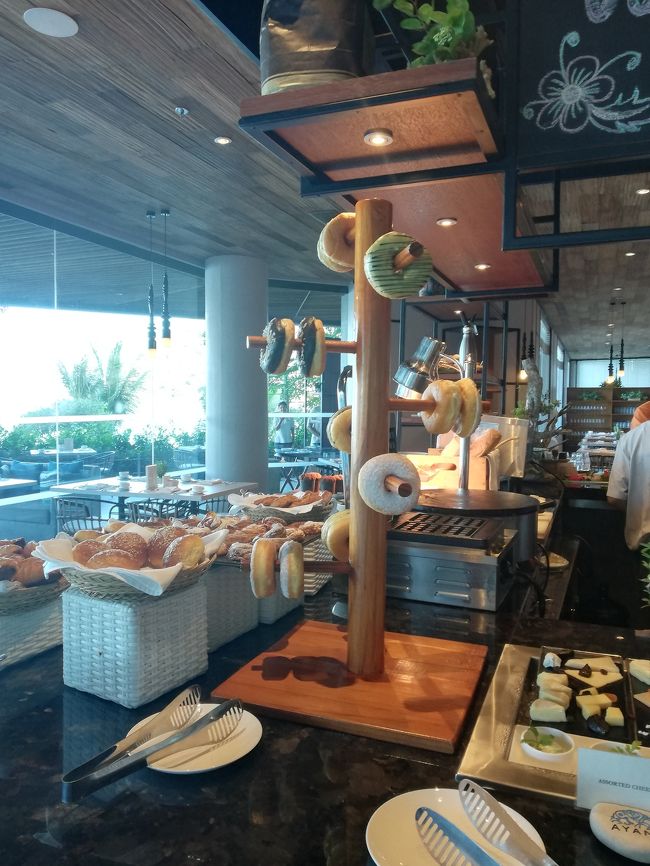 【2019/5/31】最終日です。朝食はリンチャレストラン。昨日はテラス席だったので室内の席にしました。<br />アヤナの朝食バイキングはどこもドーナツがこんな感じで引っ掛けられていました笑<br /><br />チェックアウトは12時なので、朝食後はゆっくり支度しながら最後の景色を目に焼き付けました。<br /><br />ホテルから空港まではツアーの送迎です。<br />ガイドさんが30分も早く来てびっくり！インドネシア(というか日本人向けのガイドさんたち？)はみんな時間にとても正確です。