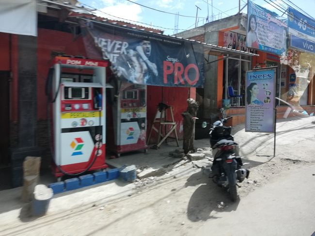 ホテルを一歩出ると発展途上国感が凄いです。<br /><br />台湾も古い町並みだと思いましたが比じゃないですね。