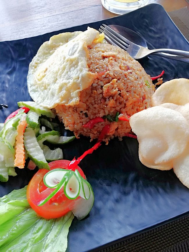 お昼を食べていなかったので、フローレスについた日に行く予定だった、空港近くのワルンでお昼ごはんです。<br />ラストナシゴレン。<br /><br />二人で20万Rp弱。<br /><br />このワルンの横には小さいお土産やさんもあるので時間つぶしに良いです。