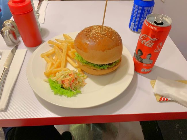 帰国便は深夜なので空港に戻って夕飯です。<br />デンパサールは深夜の便が多いのか空港は超満員！床に座っている人や寝ている人もたくさん。<br /><br />椅子が空いていないのでどこかレストランへ入りたい。<br />インドネシアってここ数年で物価がかなり上がってるんですかね？それとも観光客向けだからか？空港のレストランも軒並み高い。普通に日本以上の値段します。<br /><br />とりあえず空いていたアメリカンなレストランへ。インドネシアはタバコの規制がゆるいらしく、分煙にも関わらずめちゃくちゃタバコ臭い店内で、時間までゆっくりしたかったのですが食べたらすぐ出てきてしまいました笑