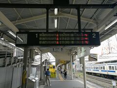鹿児島中央駅から指宿枕崎線を利用して実家のある谷山に向かいます。
指宿枕崎線は電化されておらずディーゼル列車での運行です。
そして線路は単線です。