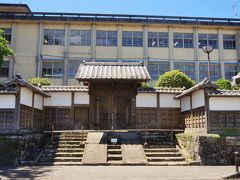 現出水小学校敷地は、江戸時代、藩主の地方巡狩の宿泊所・御仮屋でした。
御仮屋門が現存しています。

