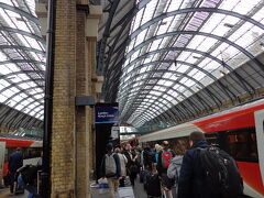 エディンバラから４時間少々12:45p.m.ロンドン、キングスクロス駅到着！
駅の雰囲気が素敵でワクワクしてきました。