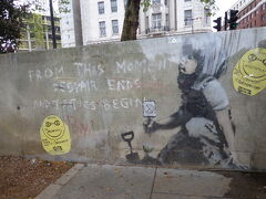 アイルランド滞在中、たまたまBBC Newsを見てると2019/4/27にバンクシ－が作品を残したと報道！気候変動の危機を訴えるデモが行われた場所を調べてやって来ました！既にクリアガラスで保護してありましたが、朝早かったので、貸切状態で鑑賞できました。
『FROM THIS MOMENT DESPAIR ENDS AND TACTICS BEGIN』
この瞬間から絶望は終わり、戦術が始まる。。。