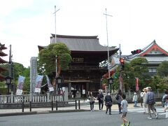 高幡不動駅から歩いて5分ほどの高幡不動尊へ。
仁王門