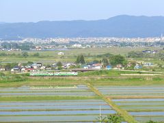 そう「丁度只見線がやって来るから」です。
田園地帯と磐梯山を俯瞰できる場所で、キハ40を撮影。

光線も抜群でキハ40 が水鏡になって田んぼに映ります。
さてこの辺りは田んぼばかりで遮るものがなく、とにかく暑～い。
宿に向かいましょう。
