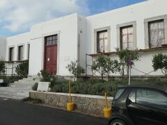 地図を見ると丘を北に下った場所に博物館（Archaeological Museum of Mykonos）がありましたので、行ってみることにしました。
地図に載っている箇所に行っても博物館らしい建物はありません。地元の人に尋ねてみたところ、博物館は現在修復中で公開されていない、とのことでした。建物を教えてくれましたが、確かに閉まったままでした。残念。