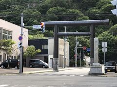 　北門神社
　日本最北端の神社です。御朱印が頂けます。

　信号機が縦並び。北国、雪国ならでは。横並びだと雪の重みで見えなくなるからだそうです。