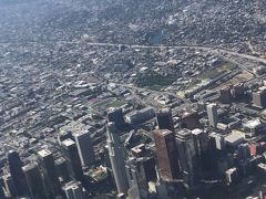 LAのダウンタウン！GTA5で見たことあるやつ！
LAXに到着、とりあえずJTBに電話をして飛行機が遅れて予定時間に着かなかったんだが、ホテルまでの送迎はどうなるんだと伝えた。そうするとJTBの職員の人がすぐに来てくれまして、ホテルへＧＯ！
https://youtu.be/T1y5iI7-J0k
↑ララランドの高速の上を走っている動画です。
車内ではロサンゼルスで撮影された映画にいての話や、カリフォルニアがテーマの音楽を流してくれました。Katy Perry - California Gurls は僕のお気に入りです。
ホテルへ付くとJTBの方がチェックインを手伝ってくださり、周辺の危険地帯についての注意と最終日空港までの送迎の時間の案内をしてもらいました。

