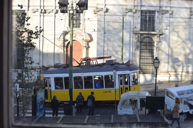 すぐ前にはケーブルカーも走ってます。