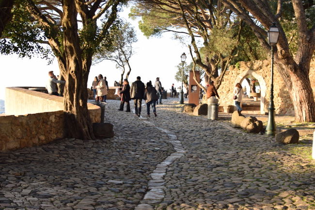 夕方に歩いて<br />サンジョルジェ城へ