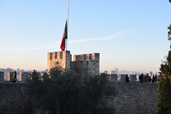 国旗が反旗なのは大統領(元？）が<br />亡くなったからだそうです