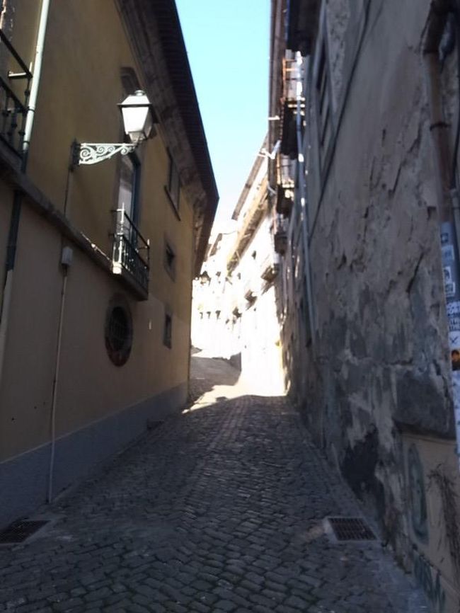 細い路地をガタガタと