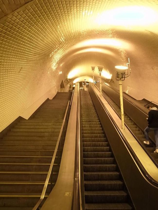 地下鉄のちょーーー長いエスカレーター