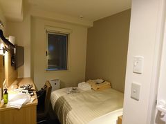 徒歩ですすきのの宿へ

お部屋お任せプランの21時までチェックインのお安いプランで。

セミダブルのお部屋でした。
寝るだけなのでベッドの上が広ければ私はいいです。