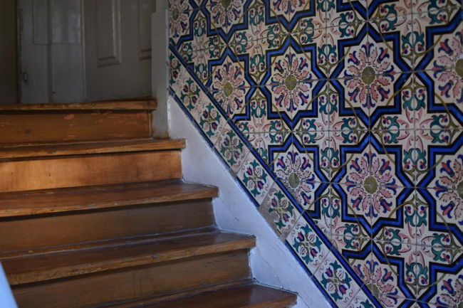 木の階段、壁はタイルの模様