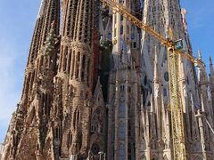 メトロのサグラダ･ファミリア駅を出ると、その世界遺産は突然姿を現しました！ガウディ先生、圧倒されます！