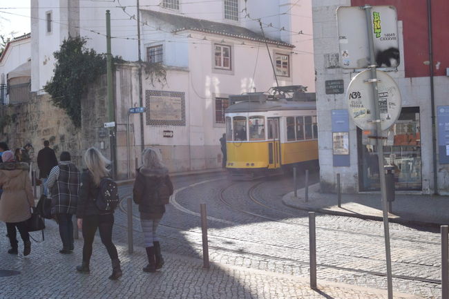 細い路地もどんどん走る