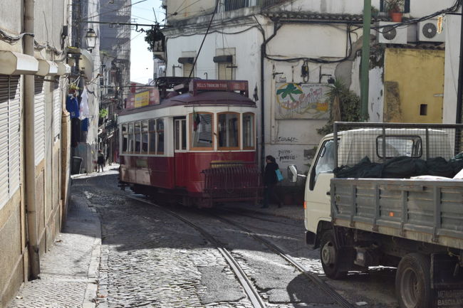 路面電車と車とで渋滞・・・