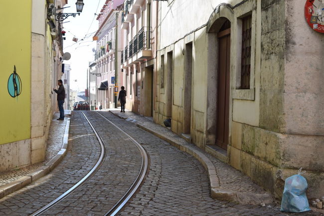 玄関あけたらすぐ線路。