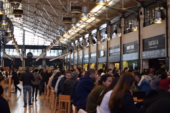 リベイラ市場のフードコート。<br />2014年にリニューアルされたそうです。