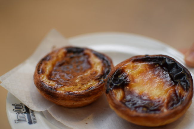 エッグタルト＝パステルデナタ<br />作りたてで熱々<br />そとがわはパリパリ、パイ風<br />クリームはトロトロでした。