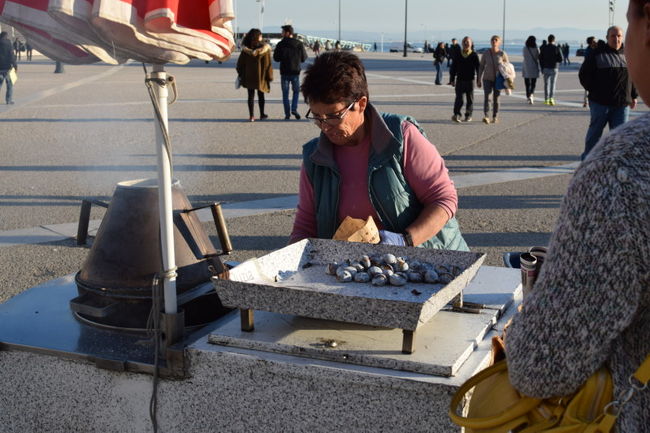 焼き栗売りのおばさん　<br />一袋2ユーロ