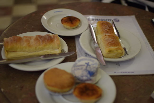 ここの郷土菓子　<br />ケイジャータ（丸）と<br />トラヴセイロ（長細い）<br /><br />ケイジャータは１３世紀から作られていて<br />チーズパイ（でもチーズの味はしない）<br />長細いのは枕という意味のお菓子でこれもパイ<br />素朴な味わいでございました。