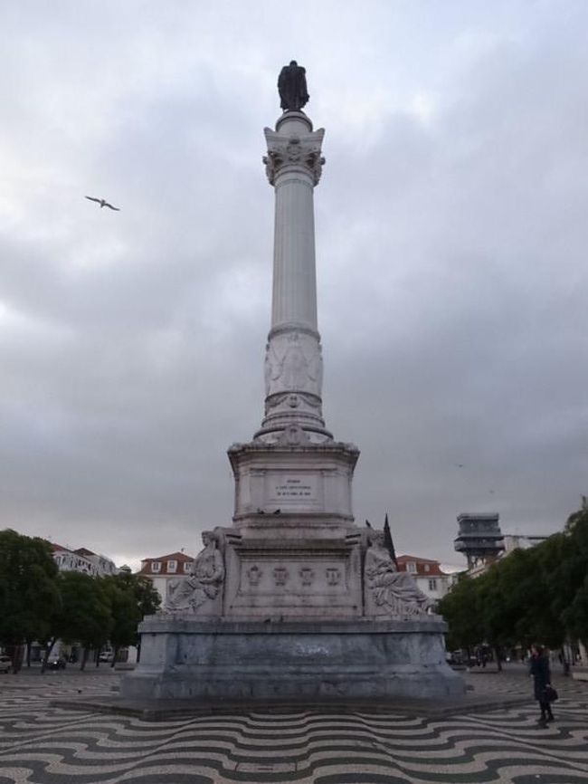 リスボンのへそと言われるロシオ広場を<br />つっきって