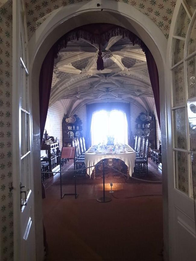 カルロス１世が暗殺されて<br />王妃のメアリアさんは<br />あわてて国外脱出。