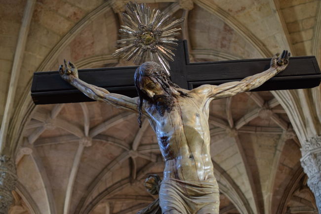 なまなましい<br />キリスト像。