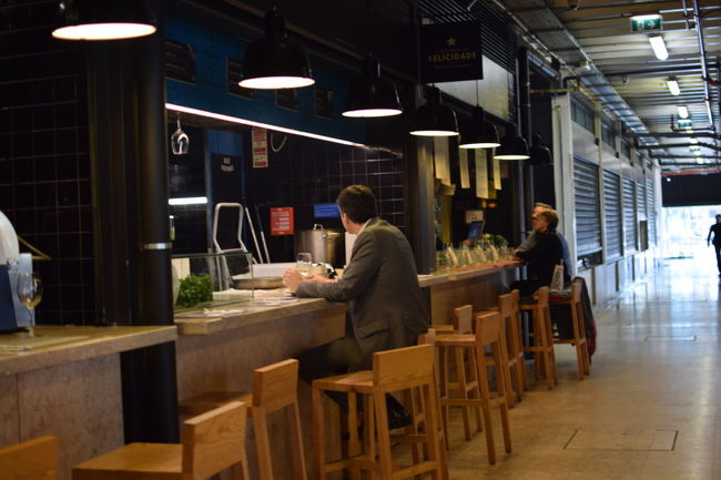 カウンターに座って<br />まずはビールで乾杯