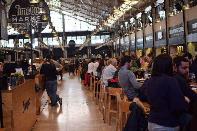 さらにフードコートを物色