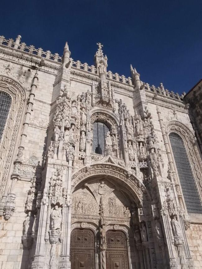 エンリケ航海王子と<br />ヴァスコ・ダ・ガマの偉業をたたえ<br />また航海の安全を祈願して<br />マヌエル1世が1502年に着工。<br />富をつぎこみ約1世紀をかけて完成した。<br />by歩き方