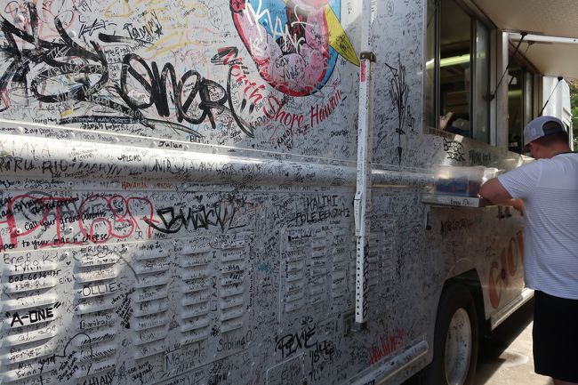 テイクアウトで大量に買って帰る人も多い。<br />オーダーすると番号が書かれたレシートを貰えます。<br />さらに待つこと10分、、、