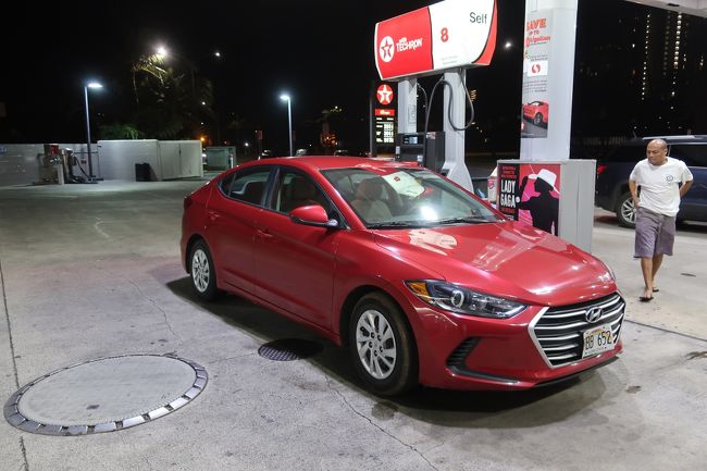 ガソリンも満タンにしておこう。<br />満タンにして1,570円。意外と安いな。<br />併設のコンビニでガソリン代を払っていたら、顔を殴られた若者が駆け込んで来た。<br />店員との会話はよく聞き取れなかったけど、殴られてスマホを取られたとか。<br />うーむ、治安の良いハワイとはいえ、やはりアメリカ。<br />日本とは違うな。気を付けよう。