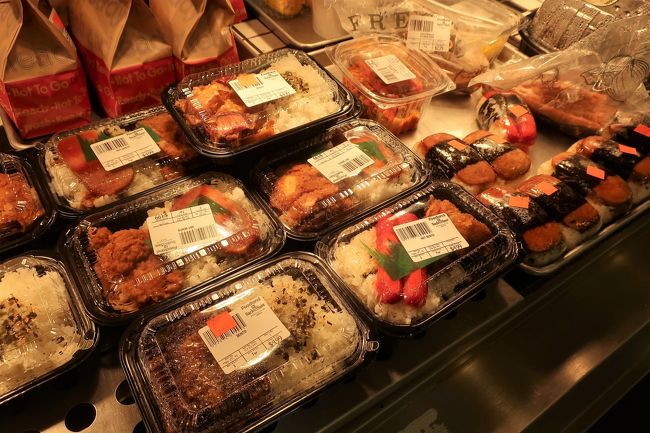 ハワイのお弁当。なんか、日本っぽいな。<br />この時21:00を過ぎていたこともあって、半額。250円くらい。<br />