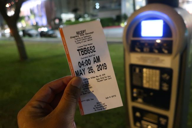 買い物をおえて、宿の近くへ。<br />車はホノルル動物園の駐車場に停めることに。<br />宿まで徒歩3分くらい。<br />1時間1.5ドル。機械で駐車時間分を先払いして、チケットをフロントへ置いておくシステム。<br />どうせ時差ボケで早起きしちゃうだろうから、6時間分購入して宿へと戻りました。