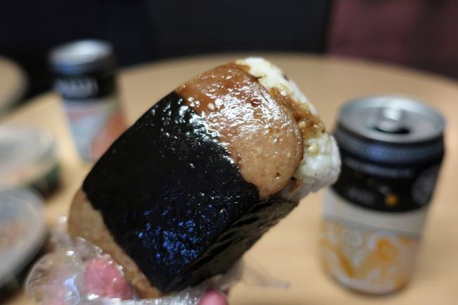 さっき購入したスパム握り。<br />半額だったので1ドル。<br />こんなの旨くないワケない。スパムと飯だもんな。<br />ビールもイケます。